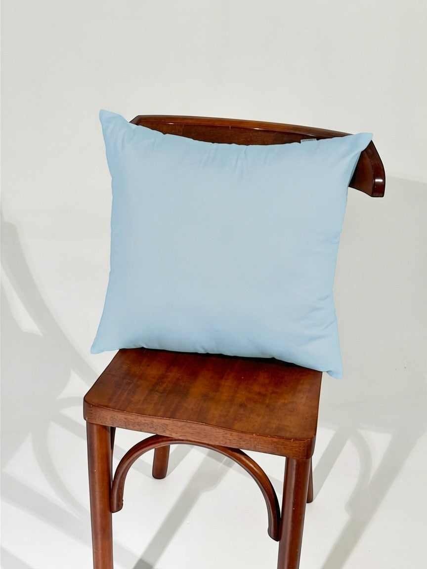 Almofada Cozybed home 45x45cm em 100% algodão percal acetinado azul claro, 400 fios, com enchimento de acrilon.