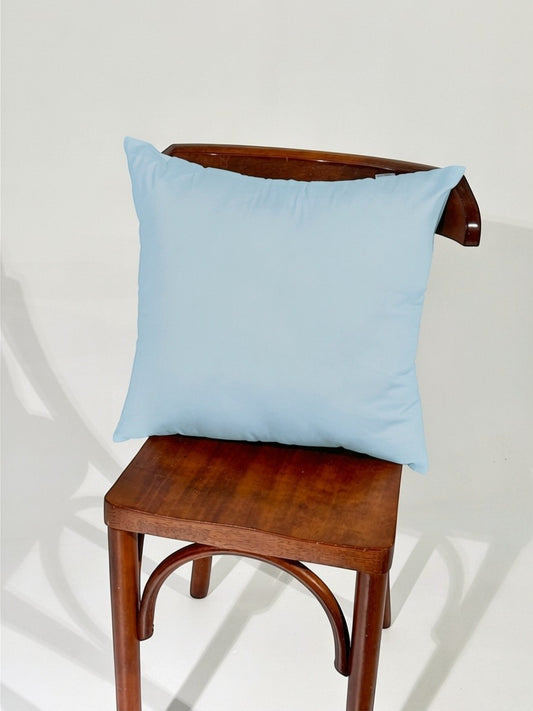 Almofada Cozybed home 45x45cm em 100% algodão percal acetinado azul claro, 400 fios, com enchimento de acrilon.