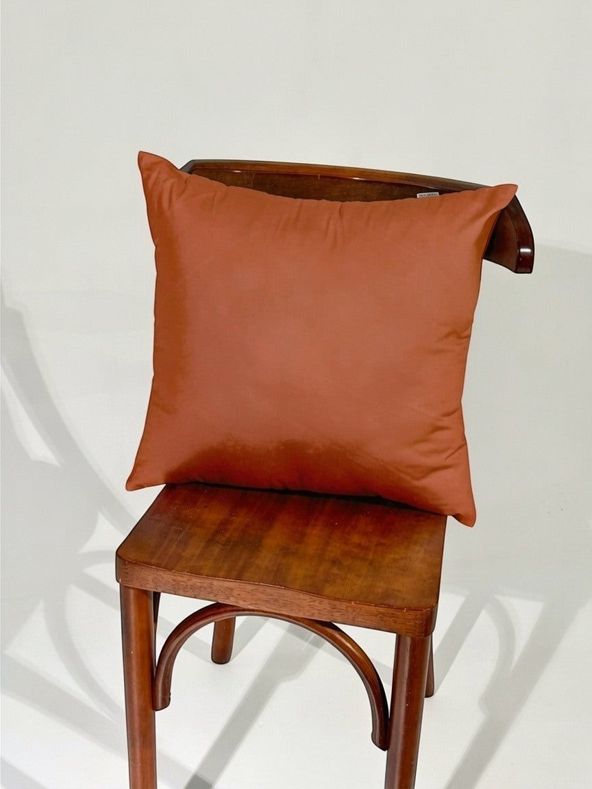 Almofada branca Cozybed home 45cm x 45cm em 100% algodão 400 fios, toque acetinado e enchimento de acrilon.