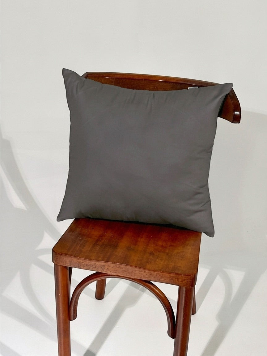Almofada branca Cozybed home 45cm x 45cm em 100% algodão 400 fios, toque acetinado e enchimento de acrilon.