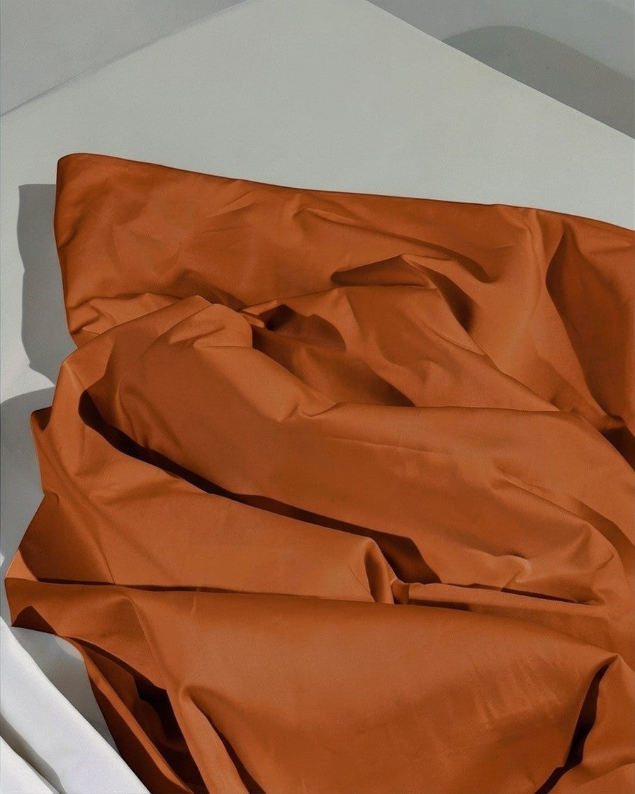 Capa de duvet branca 100% algodão 400 fios da Cozybed home, com fechamento de botões.