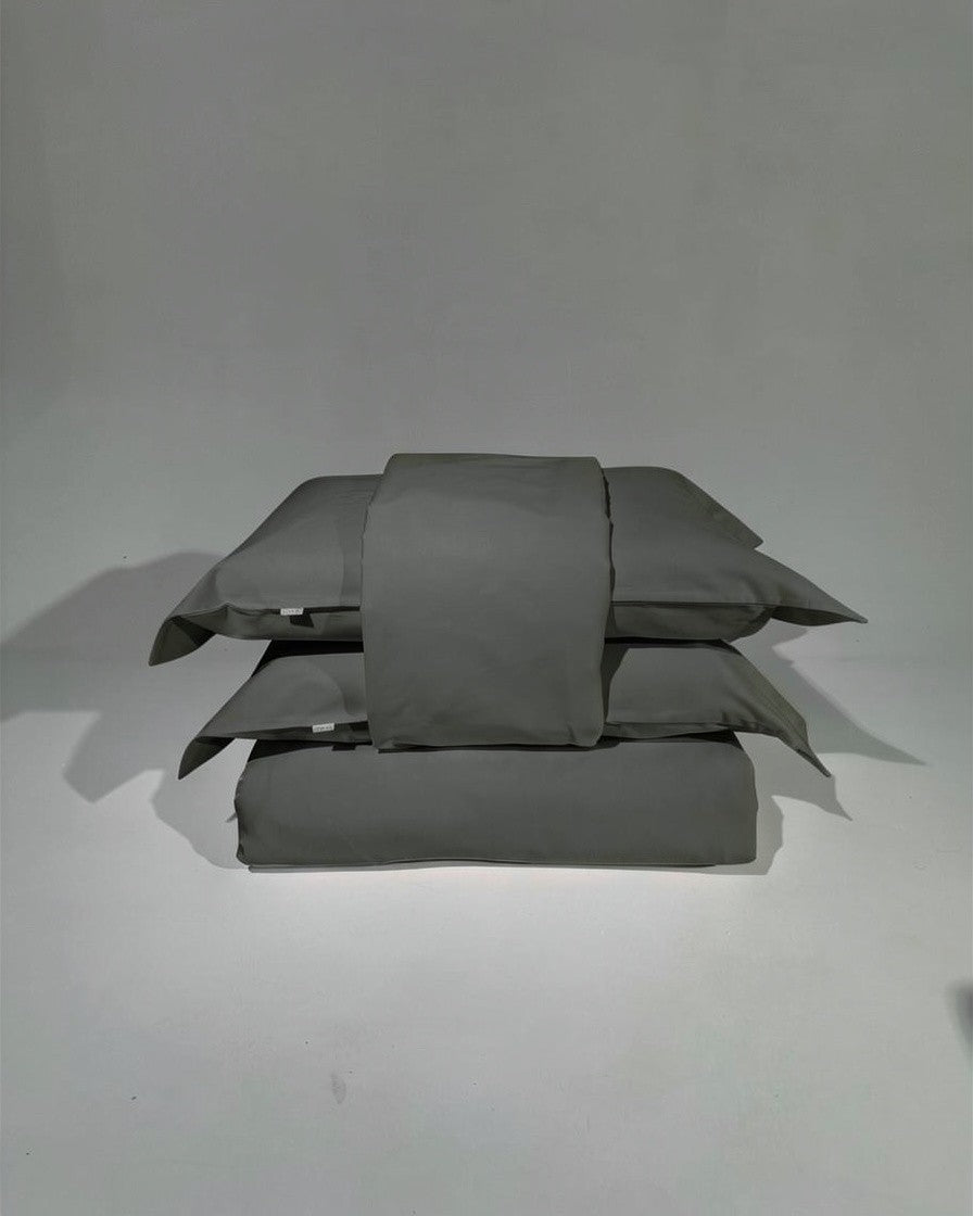 Kit CozyBed Home 400 fios 100% algodão branco, composto por capa de duvet, lençol com elástico e fronhas.