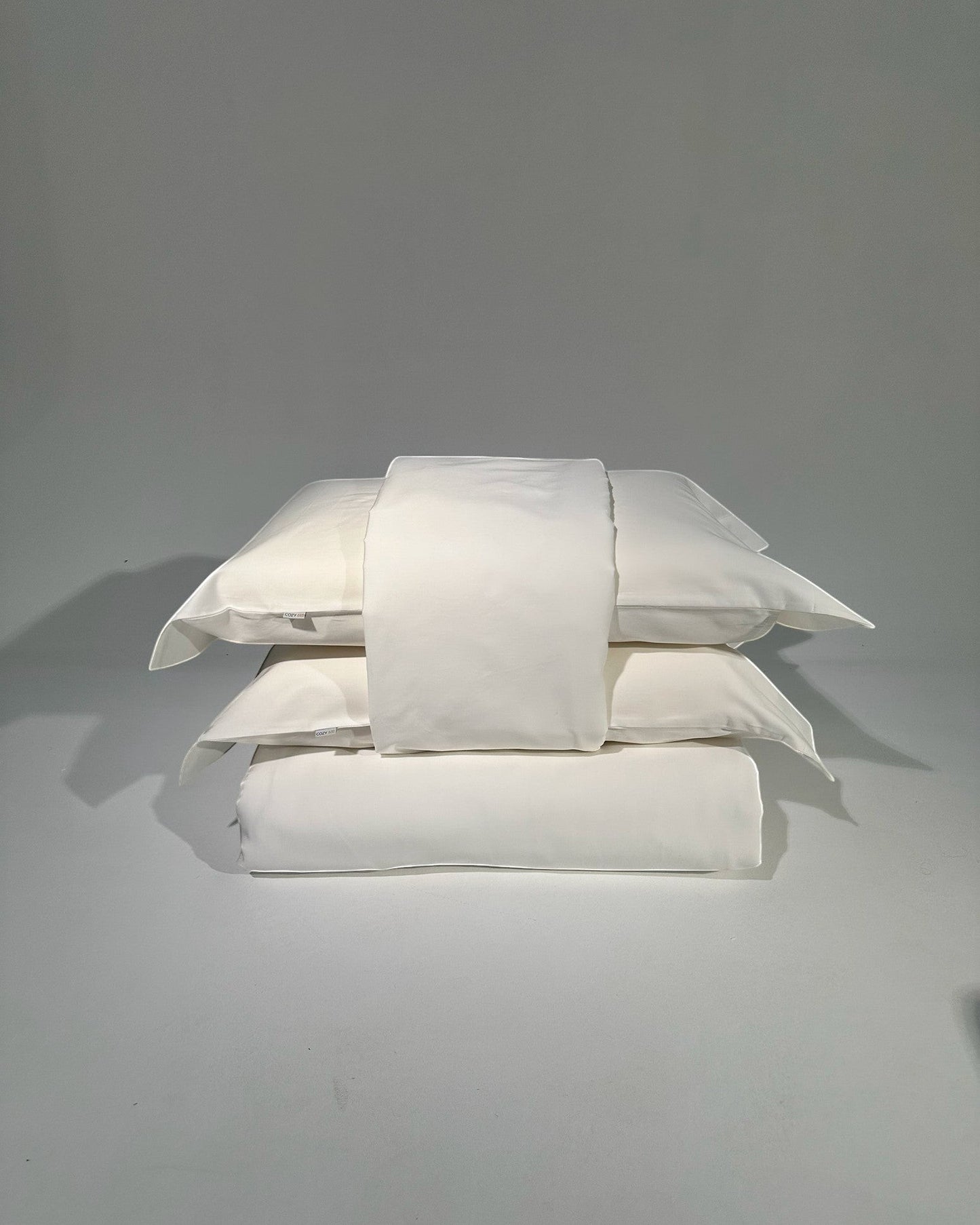 Kit CozyBed Home 400 fios 100% algodão branco, composto por capa de duvet, lençol com elástico e fronhas.