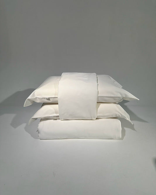 Kit CozyBed Home 400 fios 100% algodão branco, composto por capa de duvet, lençol com elástico e fronhas.