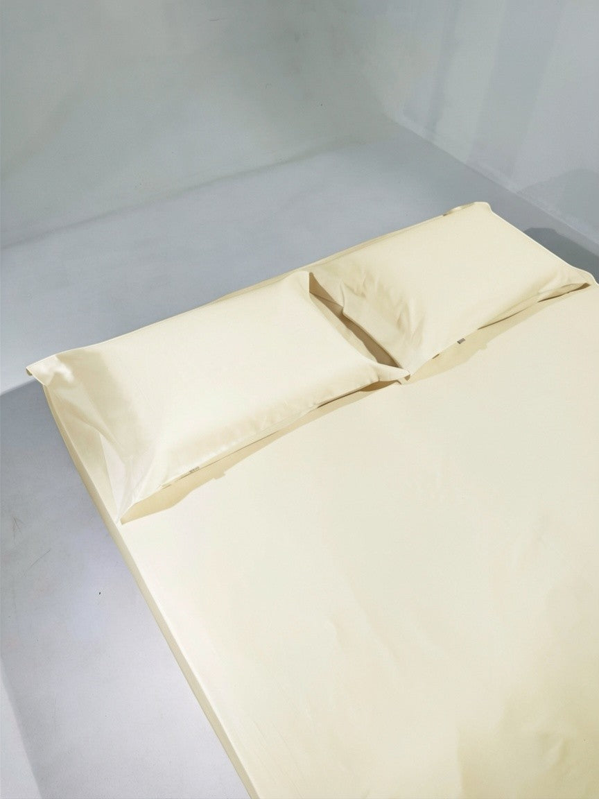 Kit lençol bege 400 fios 100% algodão da Cozybed home, com duas fronhas lisas.