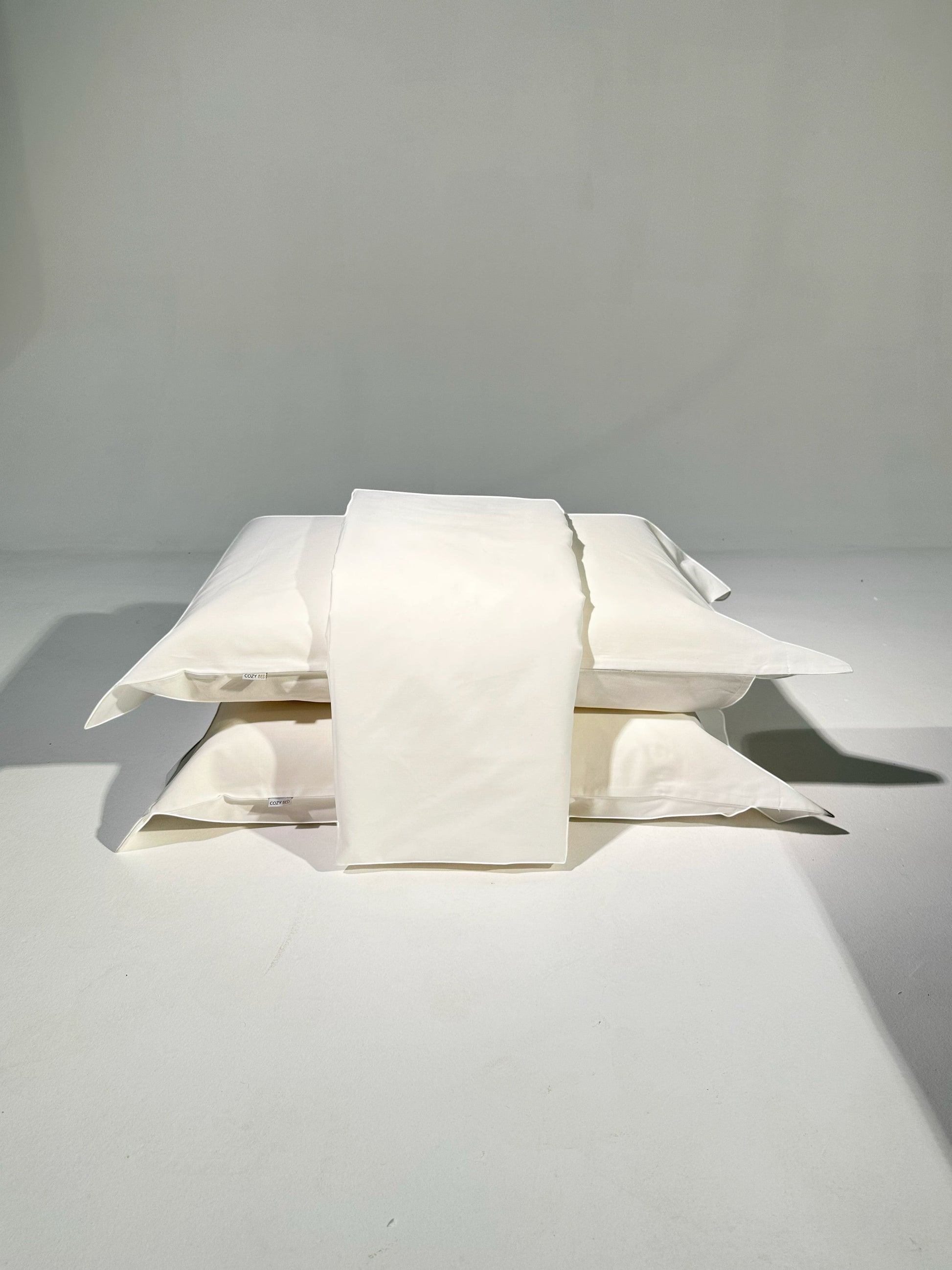 Kit lençol branco 400 fios 100% algodão Cozybed home, com 2 fronhas e lençol com elástico.