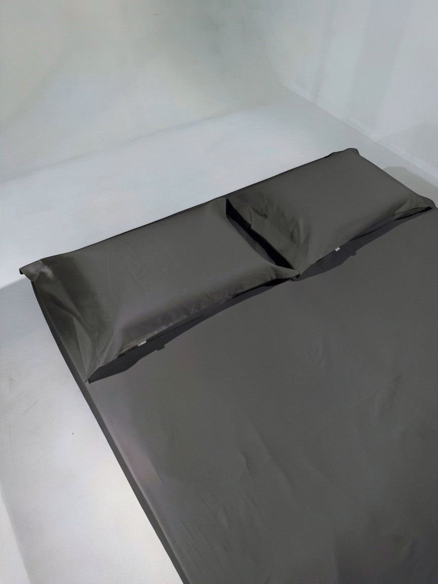 Kit lençol branco 400 fios 100% algodão Cozybed home com duas fronhas lisas sobre a cama.