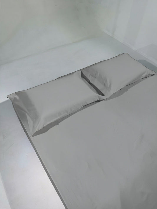 Kit lençol cinza 400 fios 100% algodão Cozybed home, com duas fronhas lisas.