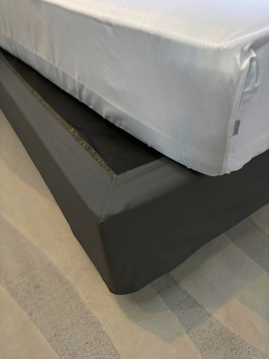 Saia box azul clara 100% algodão 400 fios Cozybed home com elástico na cabeceira.