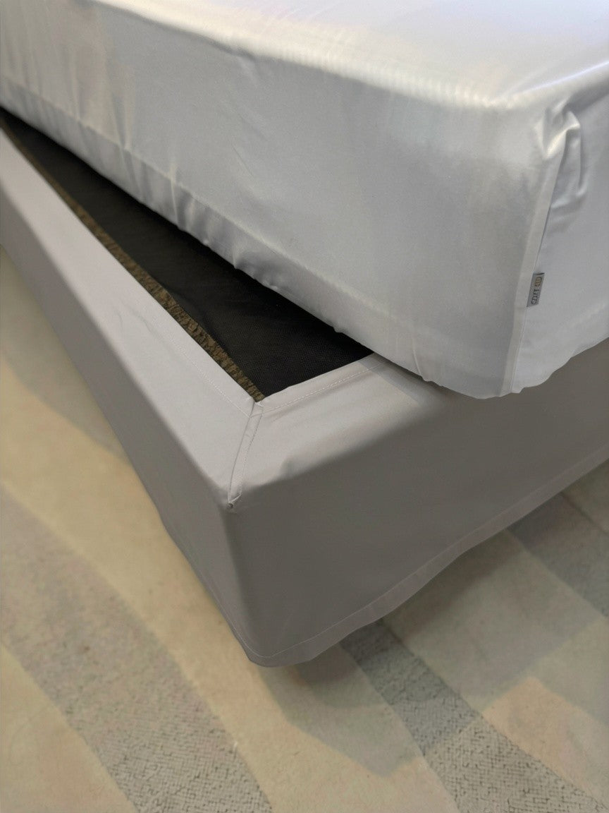 Saia box Cozybed azul clara 100% algodão 400 fios com elástico na cabeceira, toque macio e acetinado.